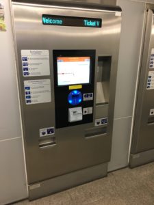 タイの空港に早朝到着の場合両替は？,タイの空港からでている電車の始発は何時？,タイの空港からでているタクシーの始発の時間は？