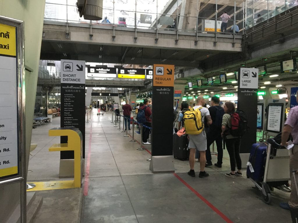 タイの空港に早朝到着の場合両替は？,タイの空港からでている電車の始発は何時？,タイの空港からでているタクシーの始発の時間は？