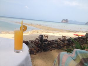 タイのシーチャン島の海はきれい？,シーチャン島は海水浴できる？,シーチャン島の交通手段の方法は？