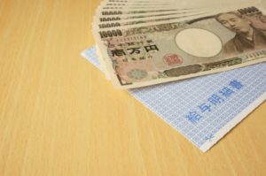 初任給のプレゼントを母へのおすすめは？,初任給のプレゼントを父へのおすすめは？,初任給のプレゼント両親への相場はいくら？