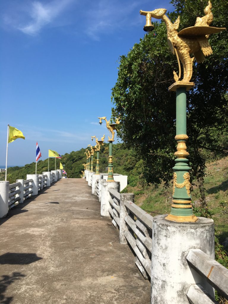 シーチャン島のレストランはどこ？,シーチャン島のおすすめのグルメは？,シーチャン島にカフェってあるの？