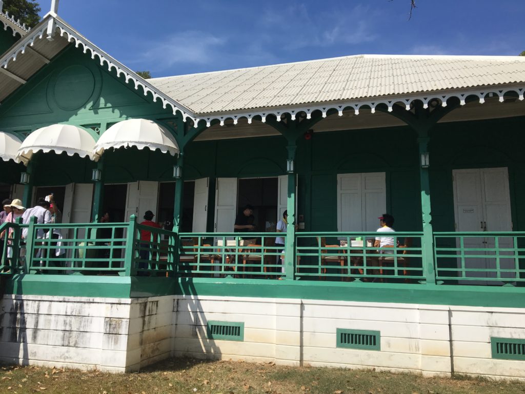 シーチャン島のレストランはどこ？,シーチャン島のおすすめのグルメは？,シーチャン島にカフェってあるの？